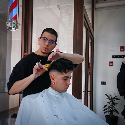 Mikael Buitrago con un cliente